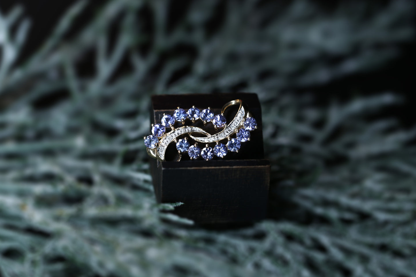 0030_タンザナイトとダイヤモンドのオープンワークペンダント