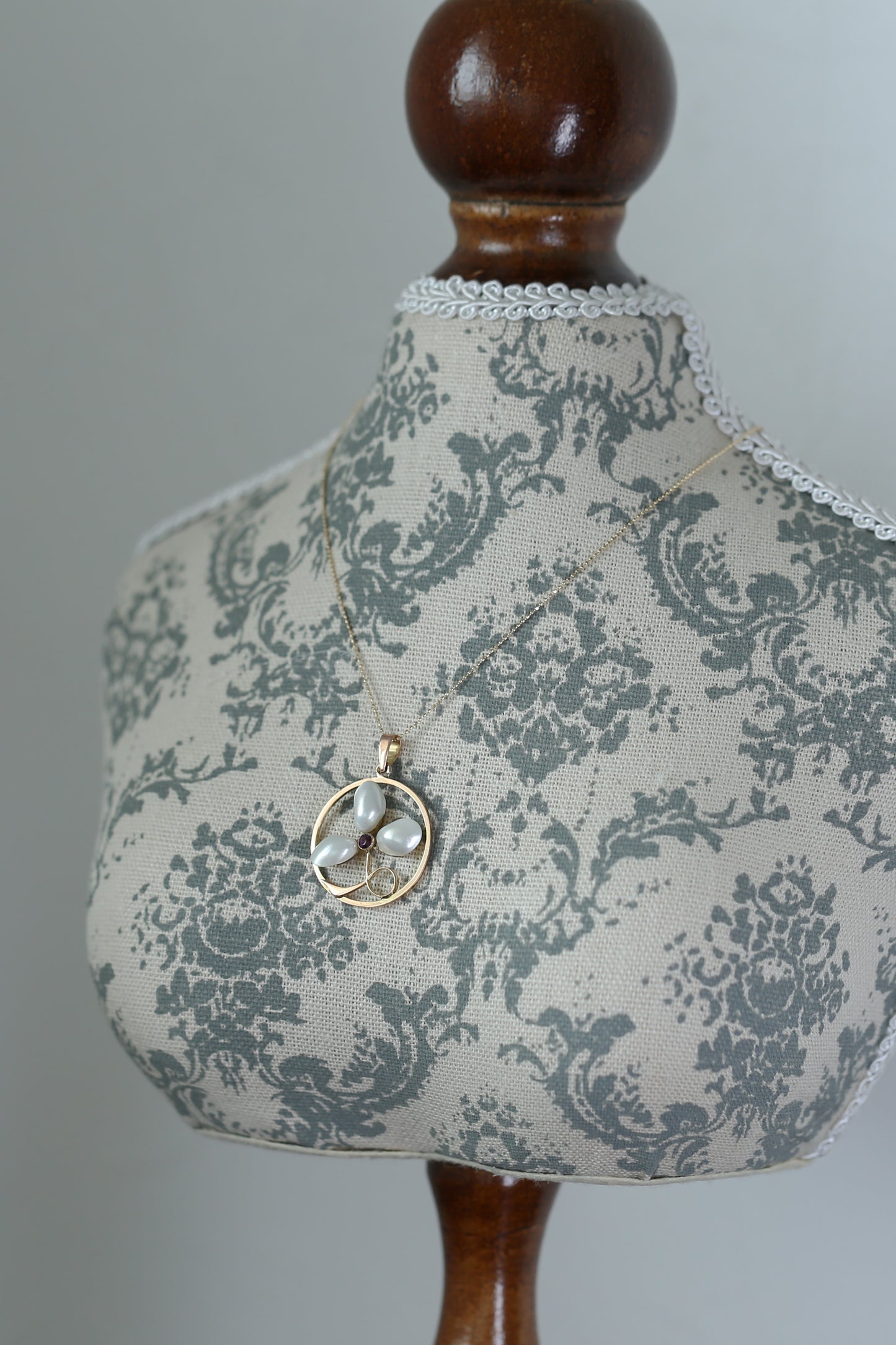 アンティークジュエリー ガーネットとバロックパールのペンダント