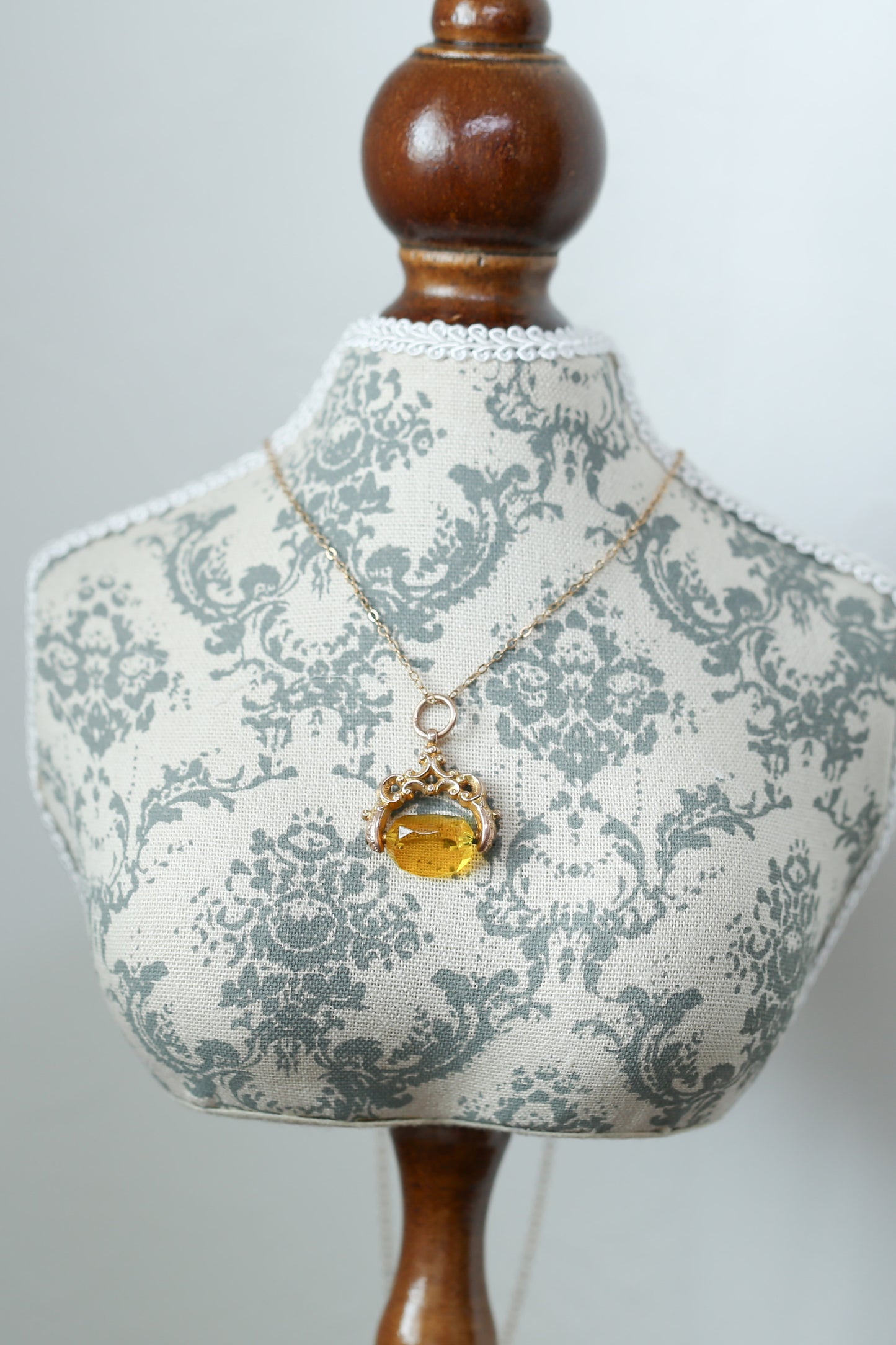 シトリン風ガラスのフォブシールアンティークペンダント