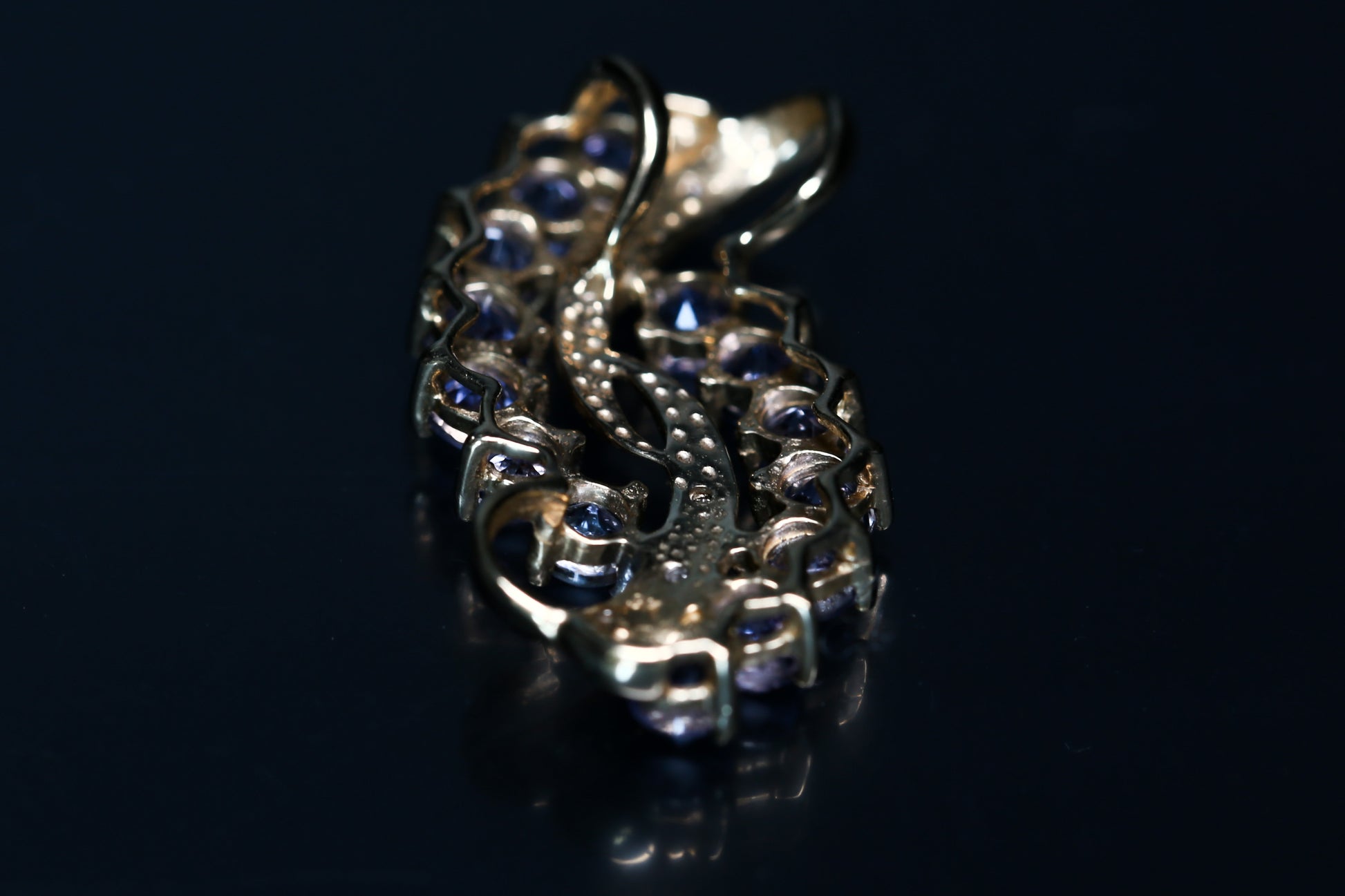 タンザナイトとダイヤモンドのオープンワークペンダント