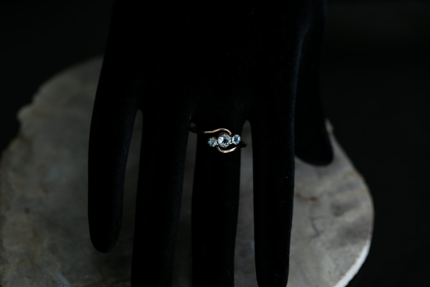 0130_アンティーク  アクアマリンのスリーストーンリング