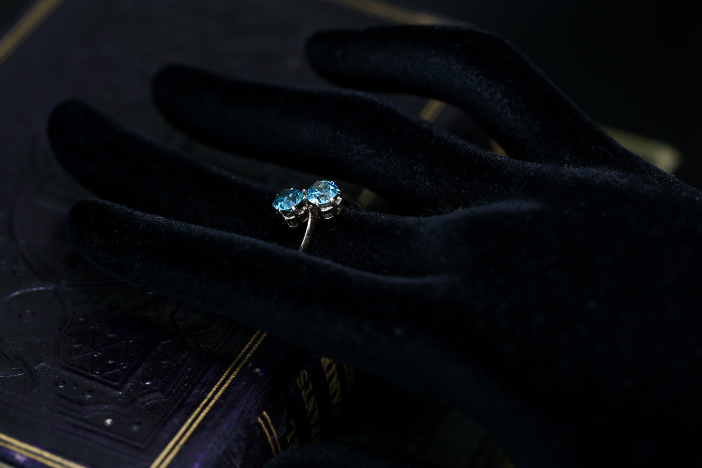 ブルージルコンのクロスオーバーリング ヴィンテージジュエリー