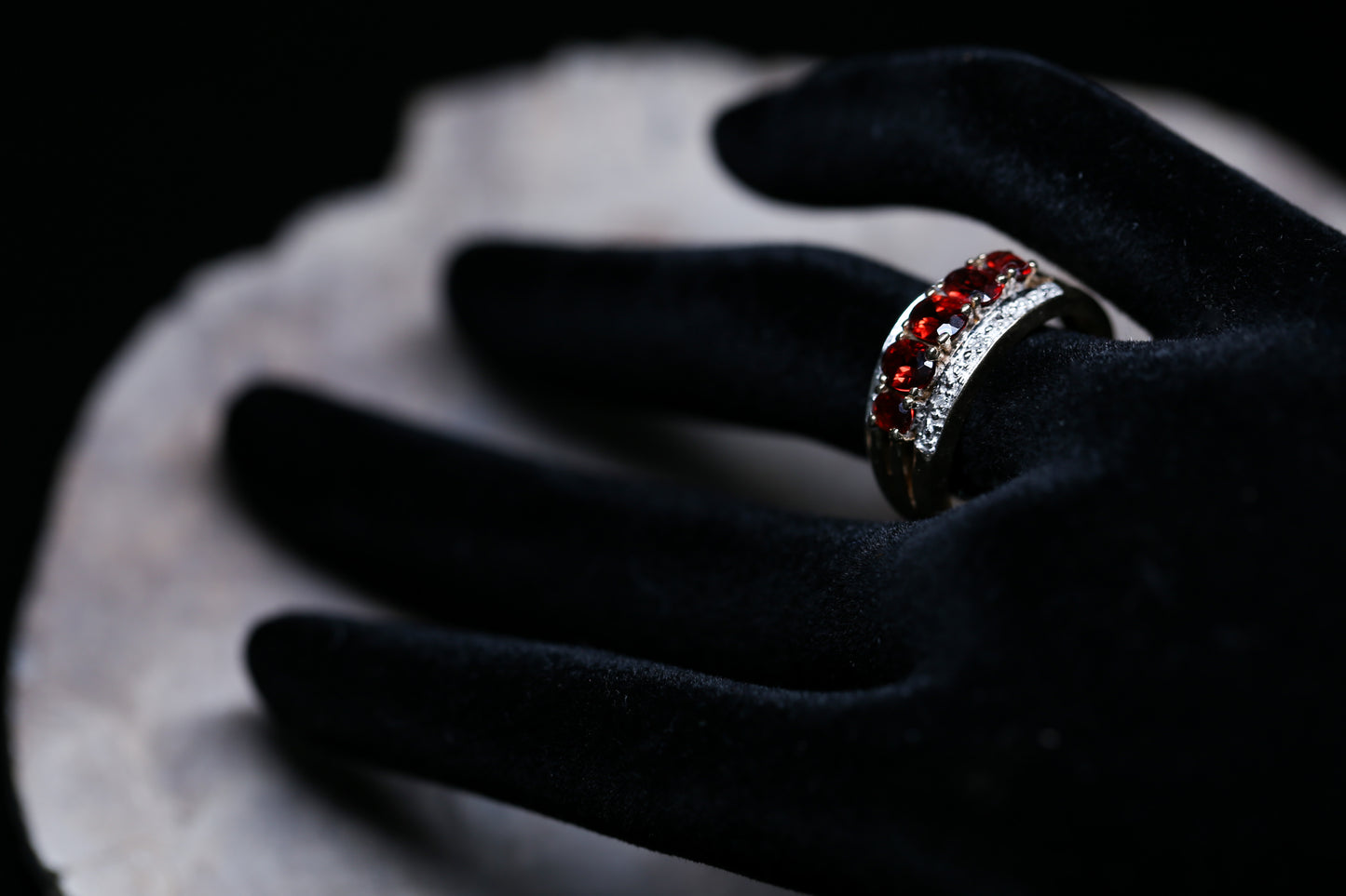 ガーネットとイリュージョンセッティングダイヤモンドのリング