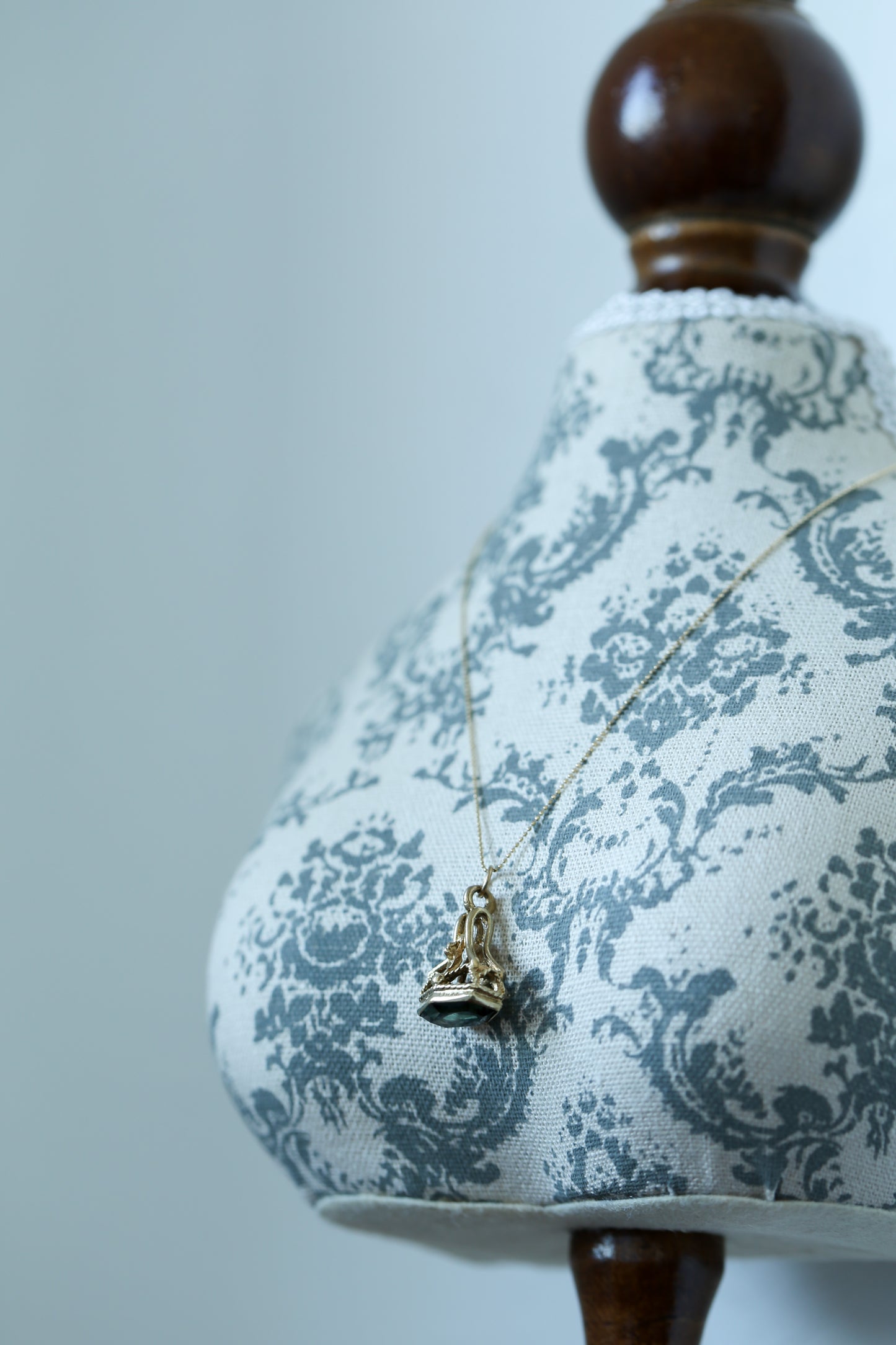 グリーントパーズのフォブシールペンダント アンティークジュエリー