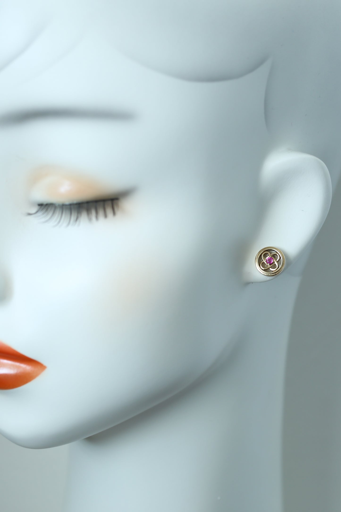 ヴィンテージジュエリー ルビーのシングルストーンピアス