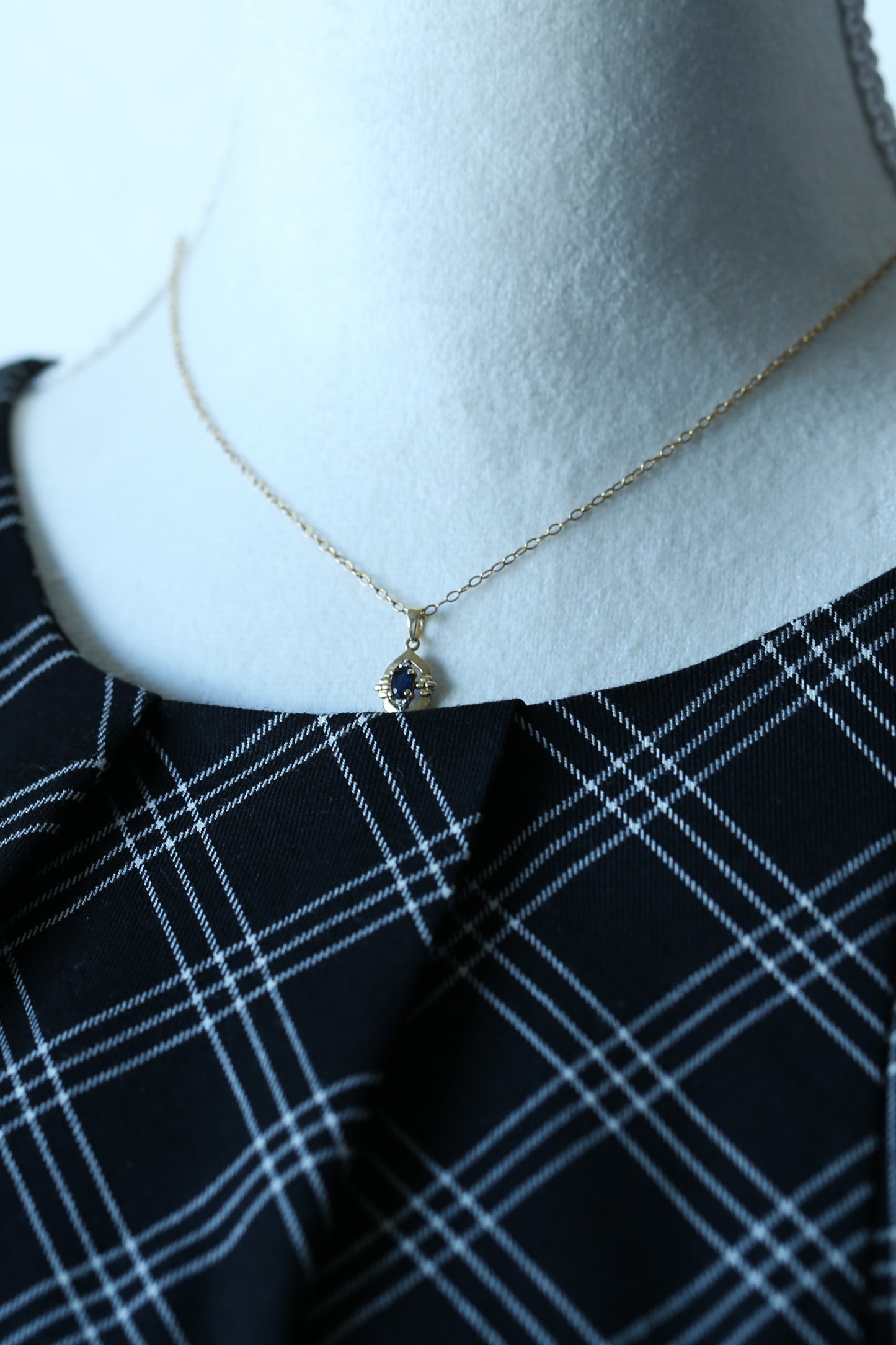 0137_アンティーク15ctゴールドチェーンとサファイアのペンダント