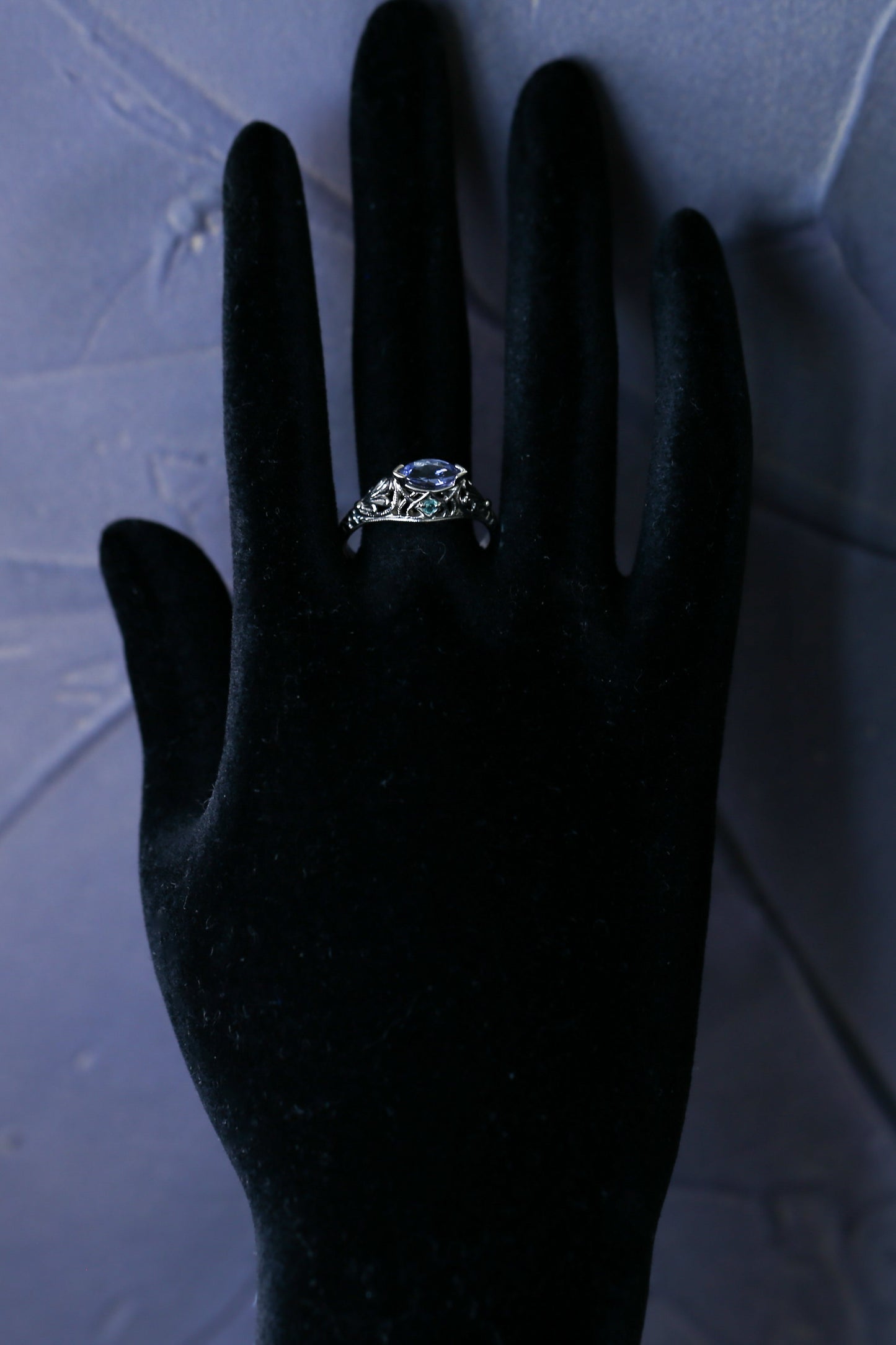 タンザナイトとアレキサンドライトのオープンワークリング ヴィンテージジュエリー