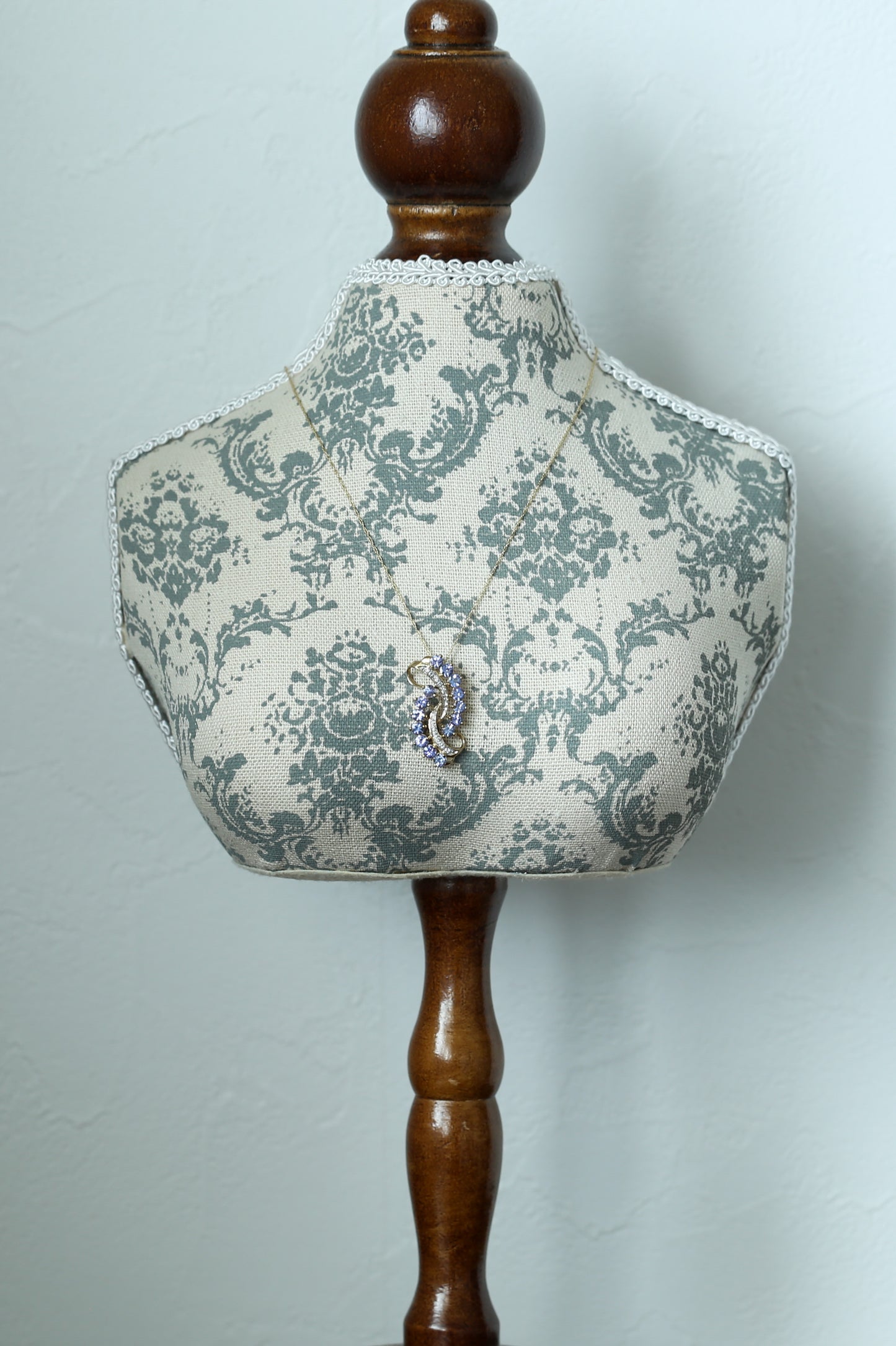 0030_タンザナイトとダイヤモンドのオープンワークペンダント