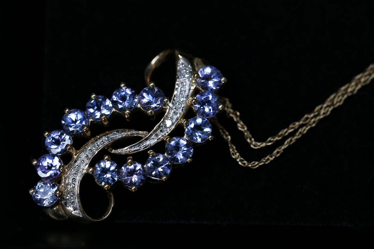 0030_タンザナイトとダイヤモンドのオープンワークペンダント