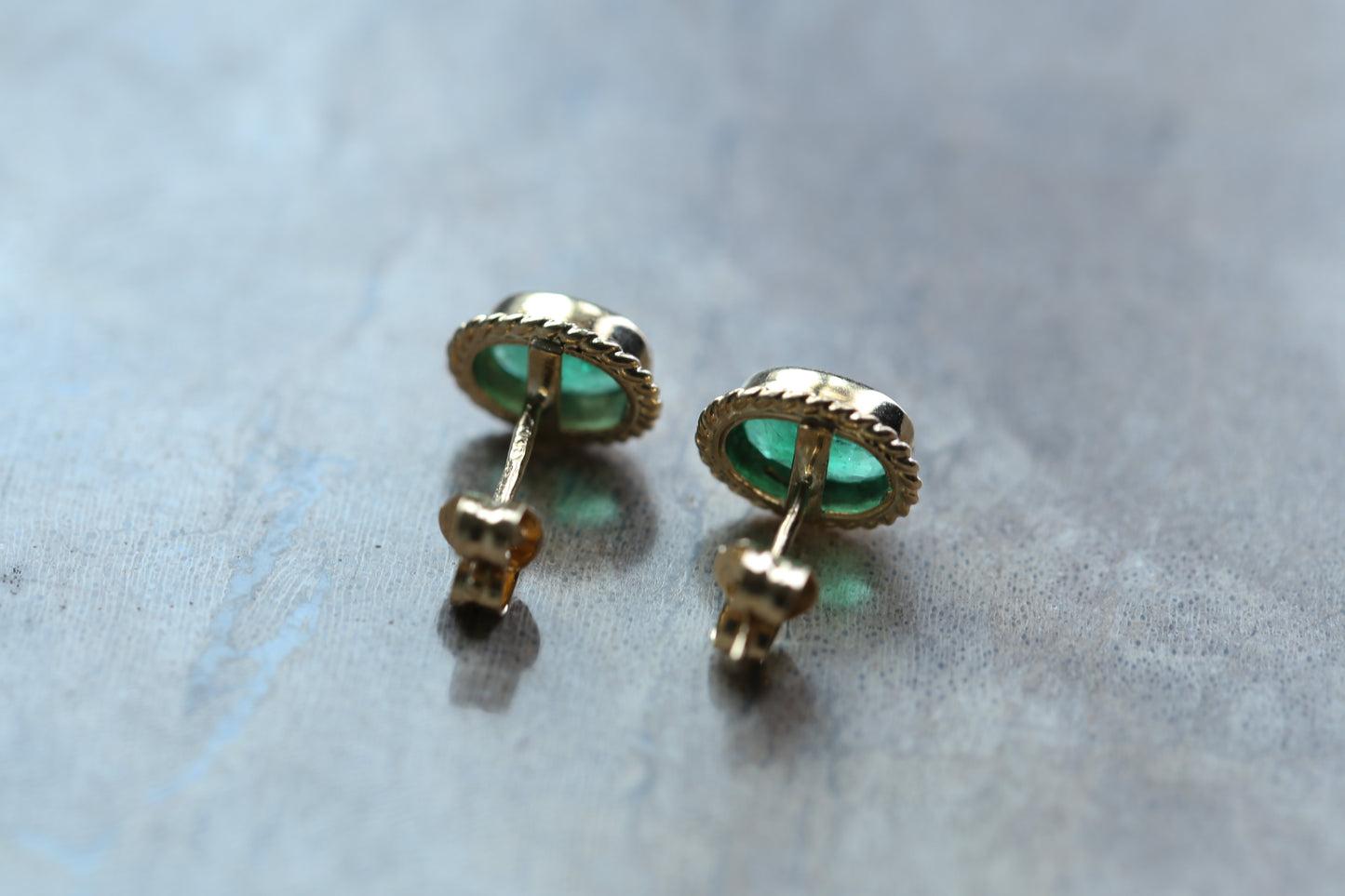 0175_ヴィンテージ エメラルドのシングルストーンピアス