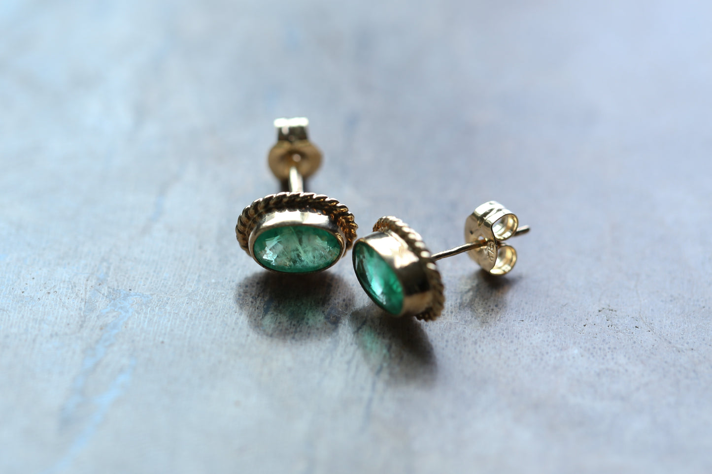 0175_ヴィンテージ エメラルドのシングルストーンピアス