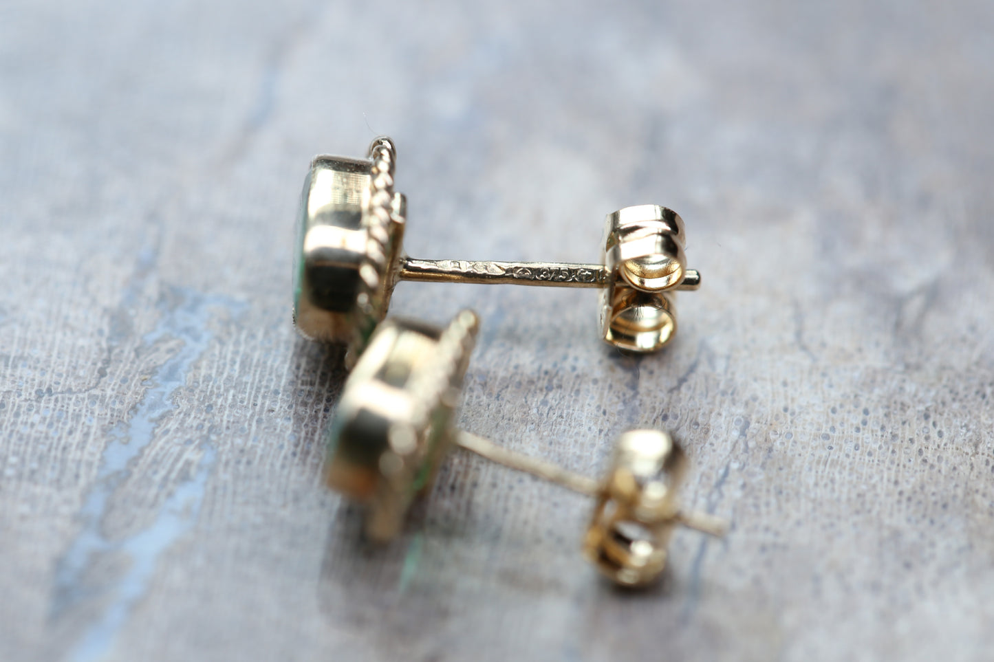 0175_ヴィンテージ エメラルドのシングルストーンピアス