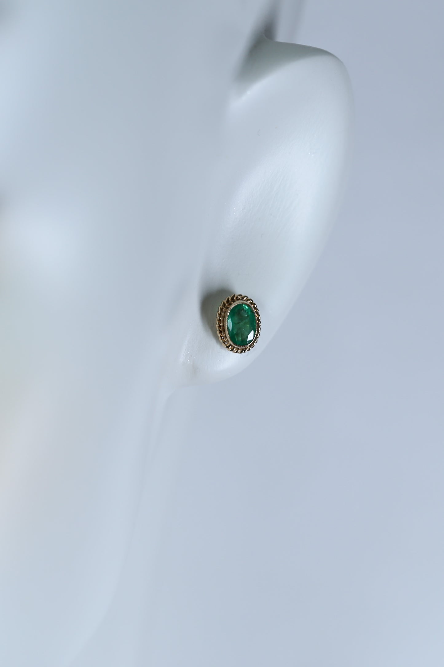 0175_ヴィンテージ エメラルドのシングルストーンピアス