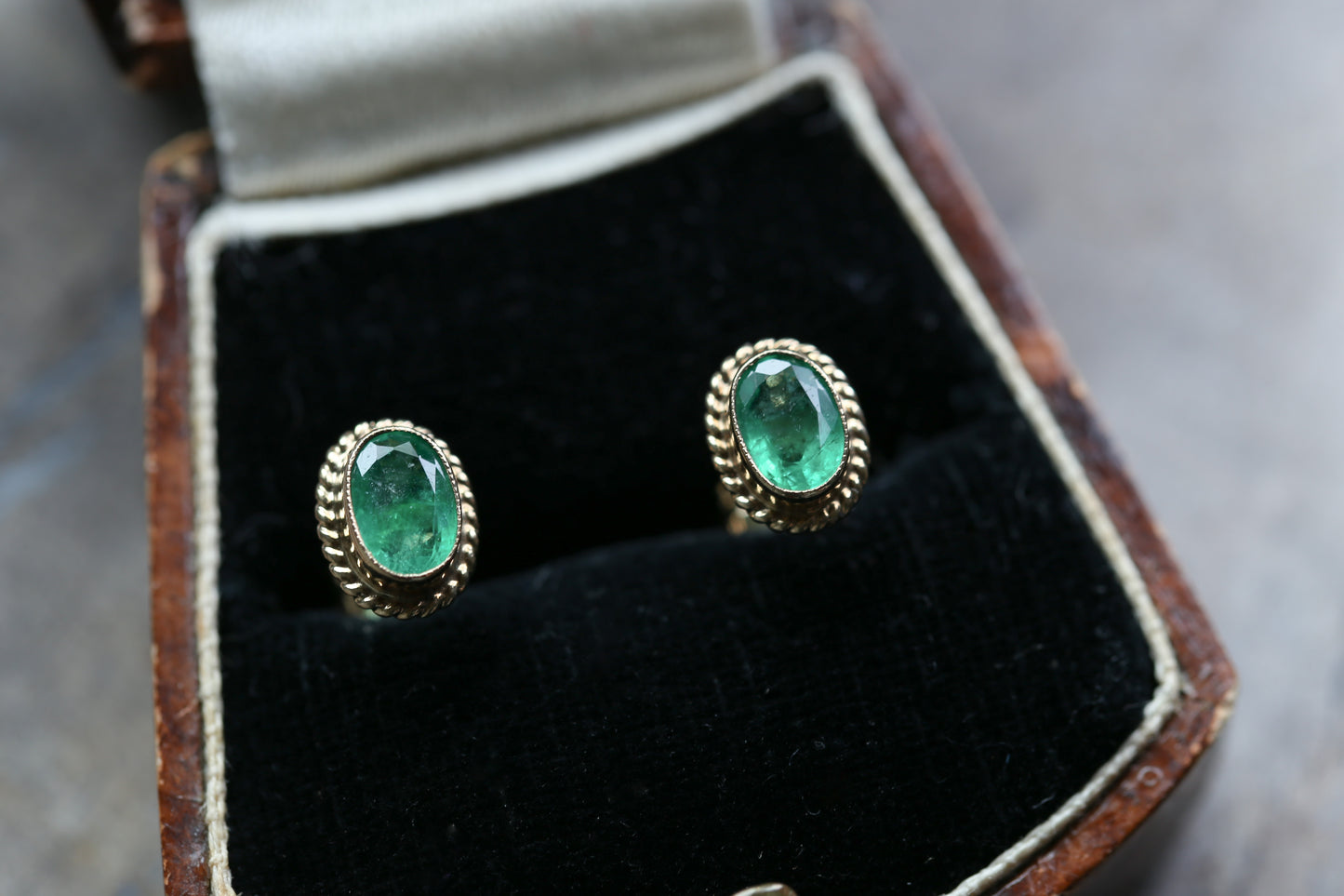 0175_ヴィンテージ エメラルドのシングルストーンピアス