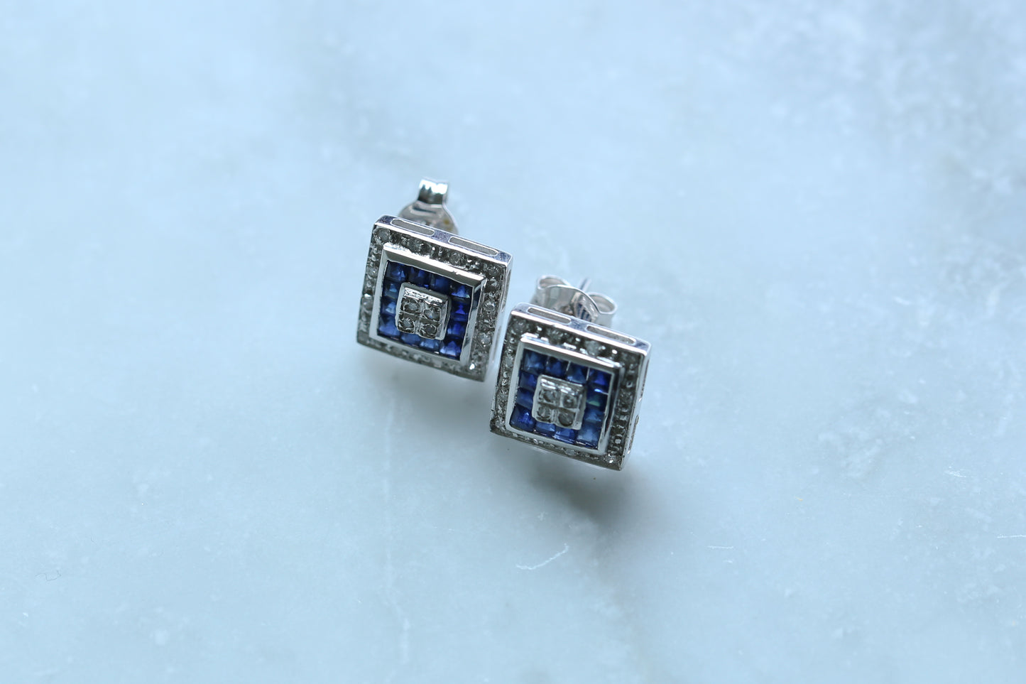 0165_ヴィンテージ カリブレカットサファイアのホワイトゴールドピアス
