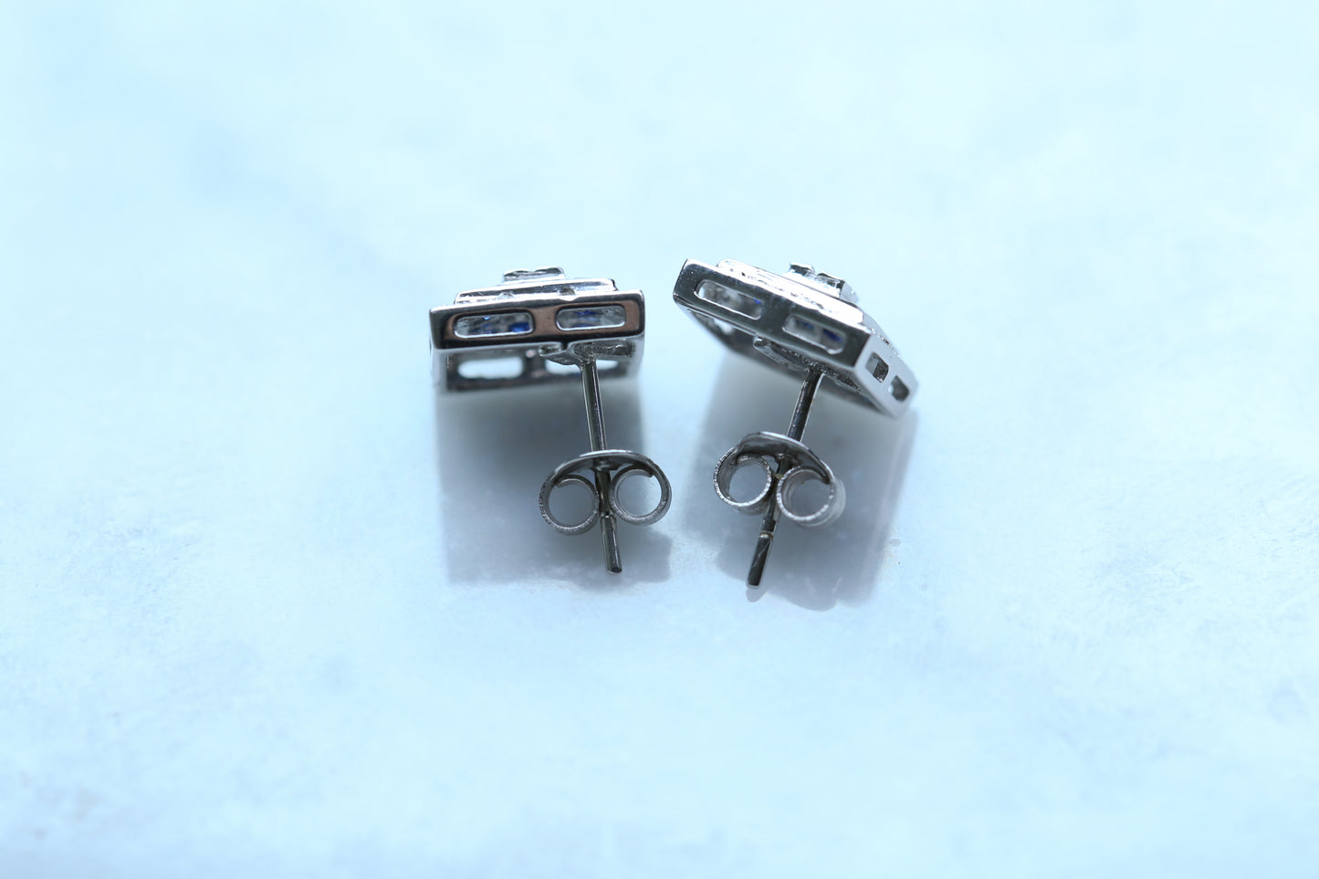 0165_ヴィンテージ カリブレカットサファイアのホワイトゴールドピアス