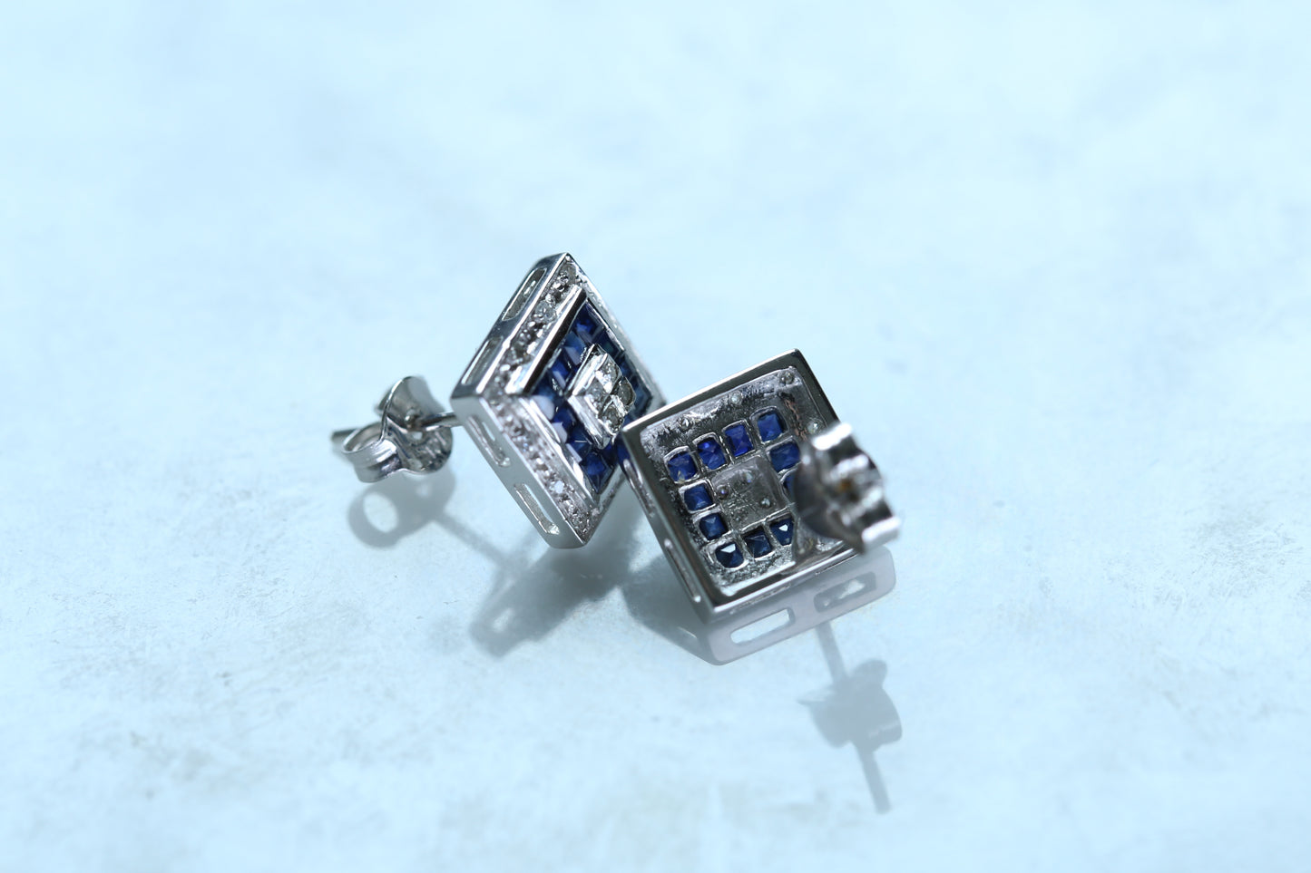 0165_ヴィンテージ カリブレカットサファイアのホワイトゴールドピアス