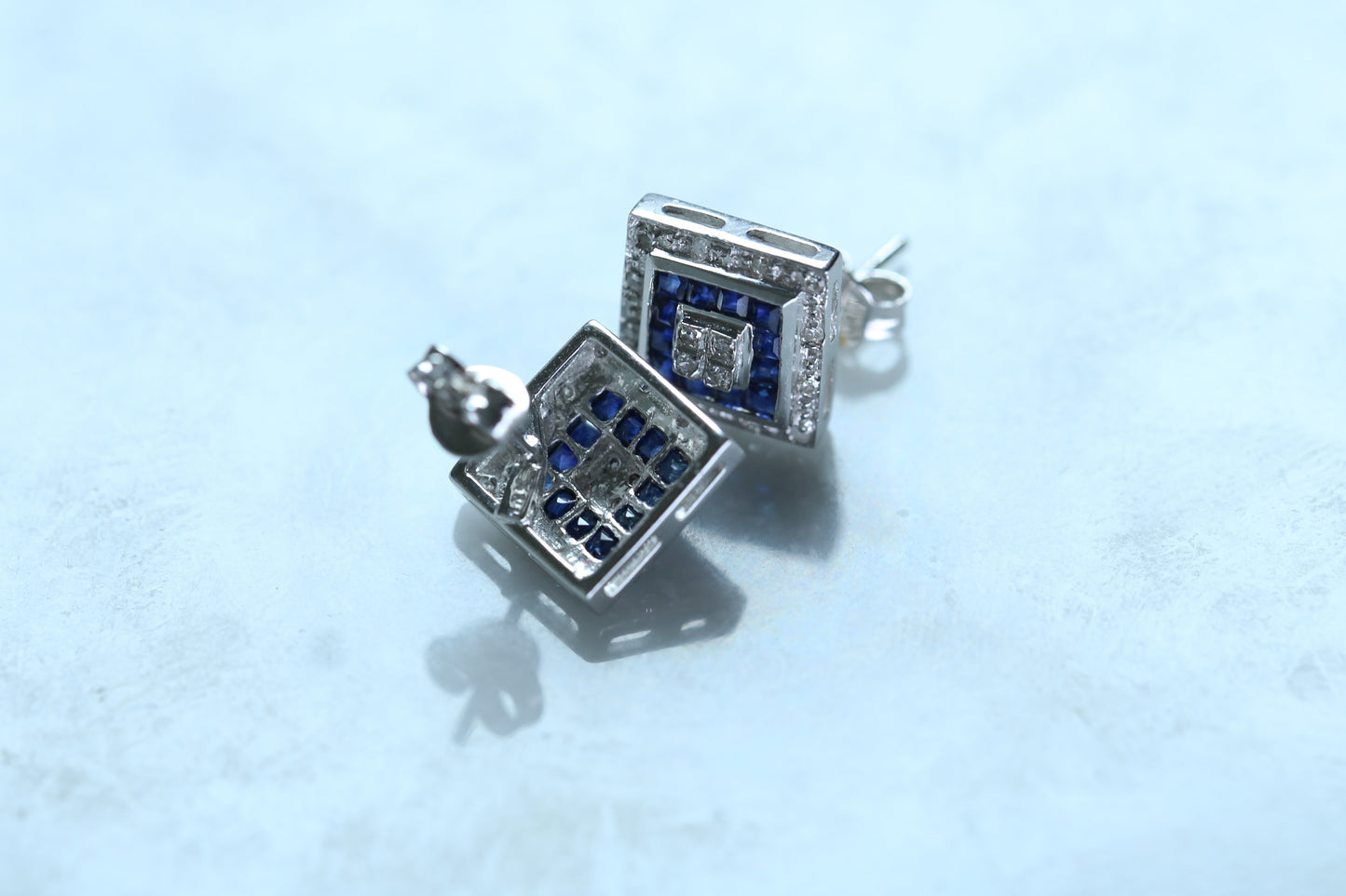 0165_ヴィンテージ カリブレカットサファイアのホワイトゴールドピアス