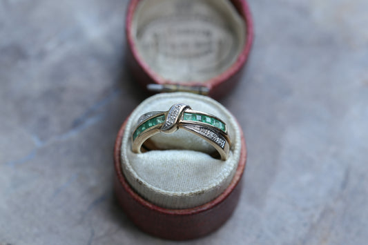 0189_ヴィンテージ エメラルドとダイヤモンドのクロスオーバーリング
