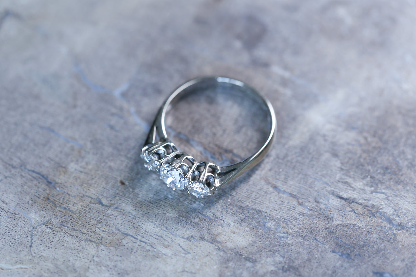 0171_ヴィンテージ オールドカットダイヤモンドのスリーストーンリング