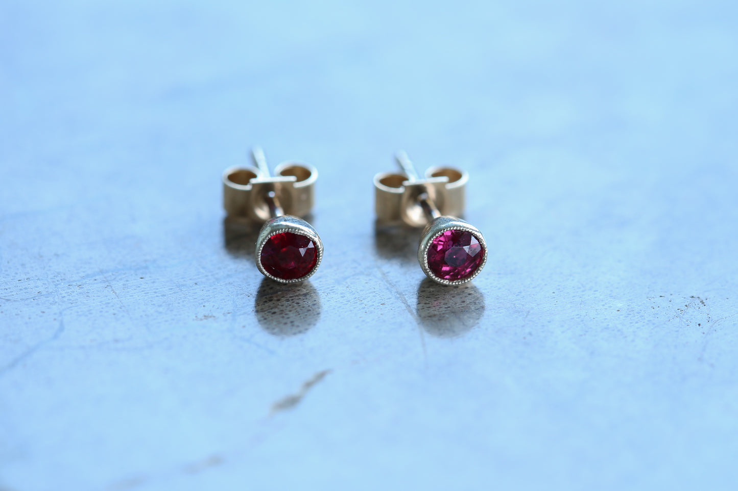 0194_ヴィンテージ ルビーの一粒ピアス